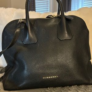 Beautiful black leather Burberry shoulder bag in excellent pre-loved condition.